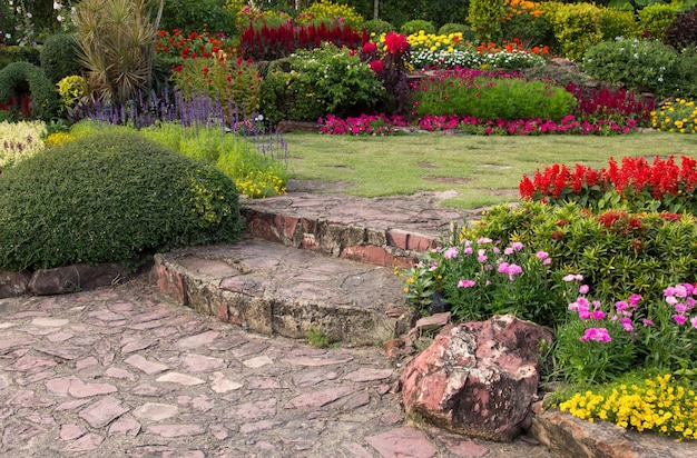 création massifs jardin pierre